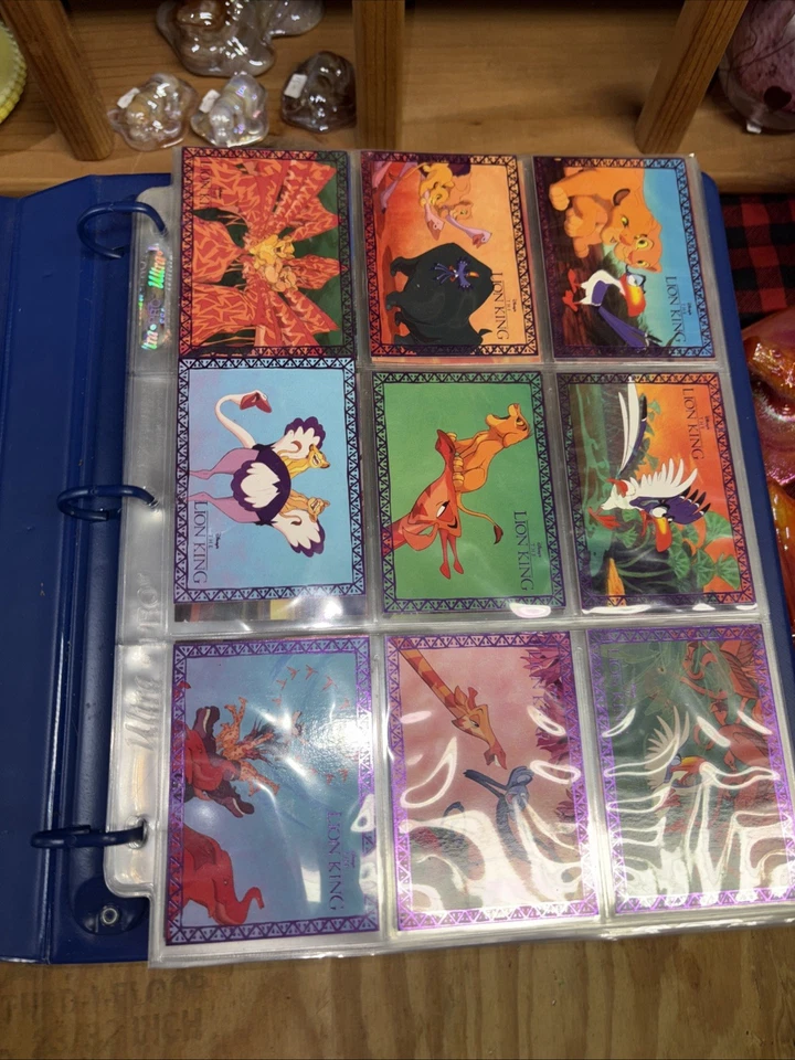 ¡Tarjetas y carpeta de coleccionistas del Rey León de Disney al menos 180 tarjetas!! Foto 2 de 4