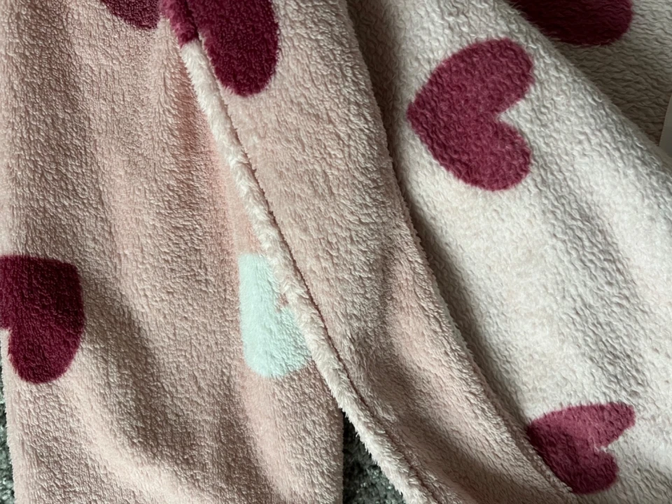 Primark +++ Flauschiger Bademantel mit Gürtel in Rosa mit Herzmotiv Gr. XS - 34 - Bild 3 von 4