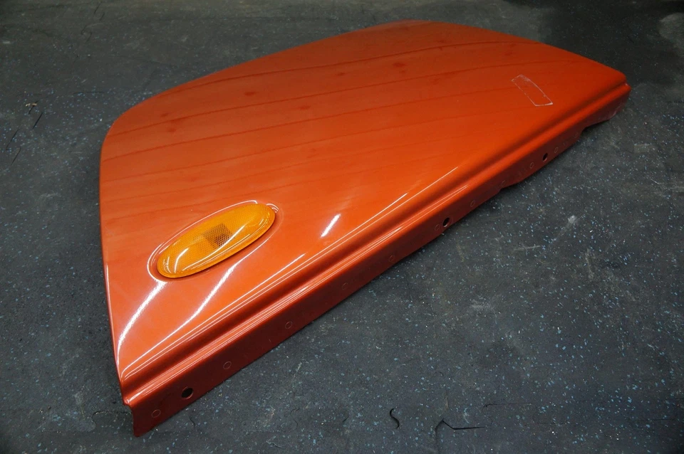 Panel de cubierta lateral del capó del motor del pasajero derecho naranja (PVF) Plymouth Prowler 97-02 Foto 3 de 4