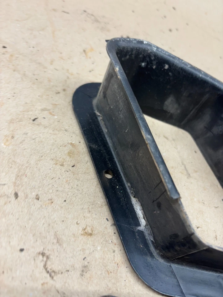 1973-1979 F150 F250 F350 78 79 Bronco KICK PANEL VENTILACIÓN ESPACIADOR CARCASA DE PLÁSTICO 78 Foto 3 de 4