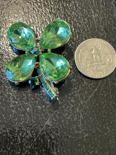 VINTAGE DODDS SIGNED EMERALD GREEN CRYSTAL SHAMROCK QUATREFOIL BROOCH PIN