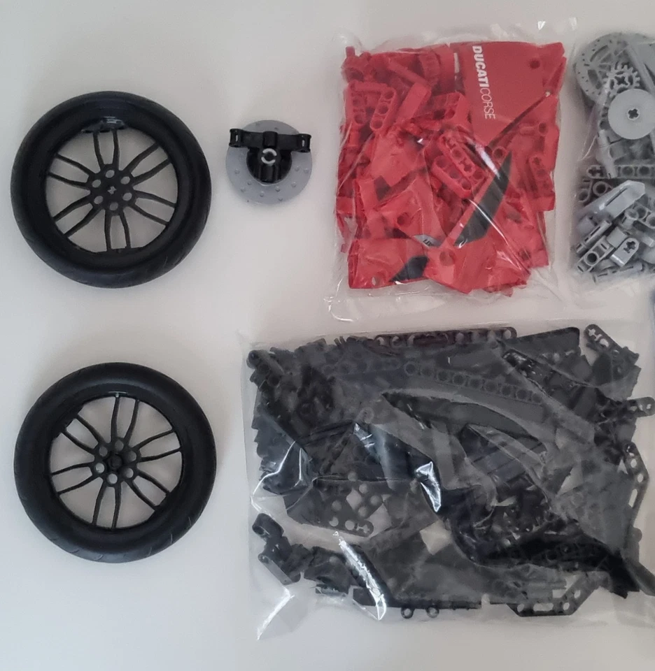 LEGO Technic 42107 Ducati Panigale V4 R, foto 2 di 3