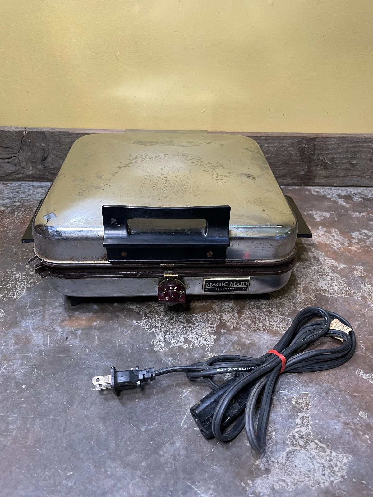 Vintage Magic Maid Waffle Iron Maker Griddle Non Stick Model 950 Tested Works