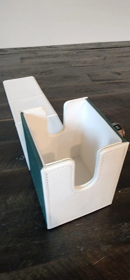 *USED* Magic: The Gathering - Guilds of Ravnica Alcove Flip/Deck Box (Selesnya)  - Image 2 of 4