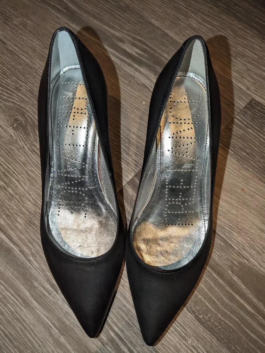 Ladies black store kitten heels