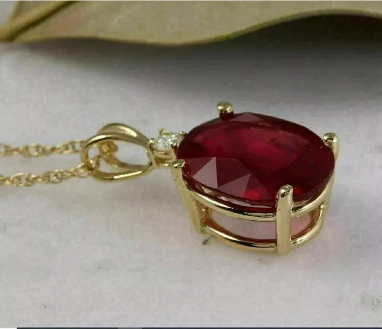 Collar colgante solitario de diamantes rubí creado en laboratorio de 2 quilates enchapado en oro amarillo de 14 quilates Foto 4 de 4