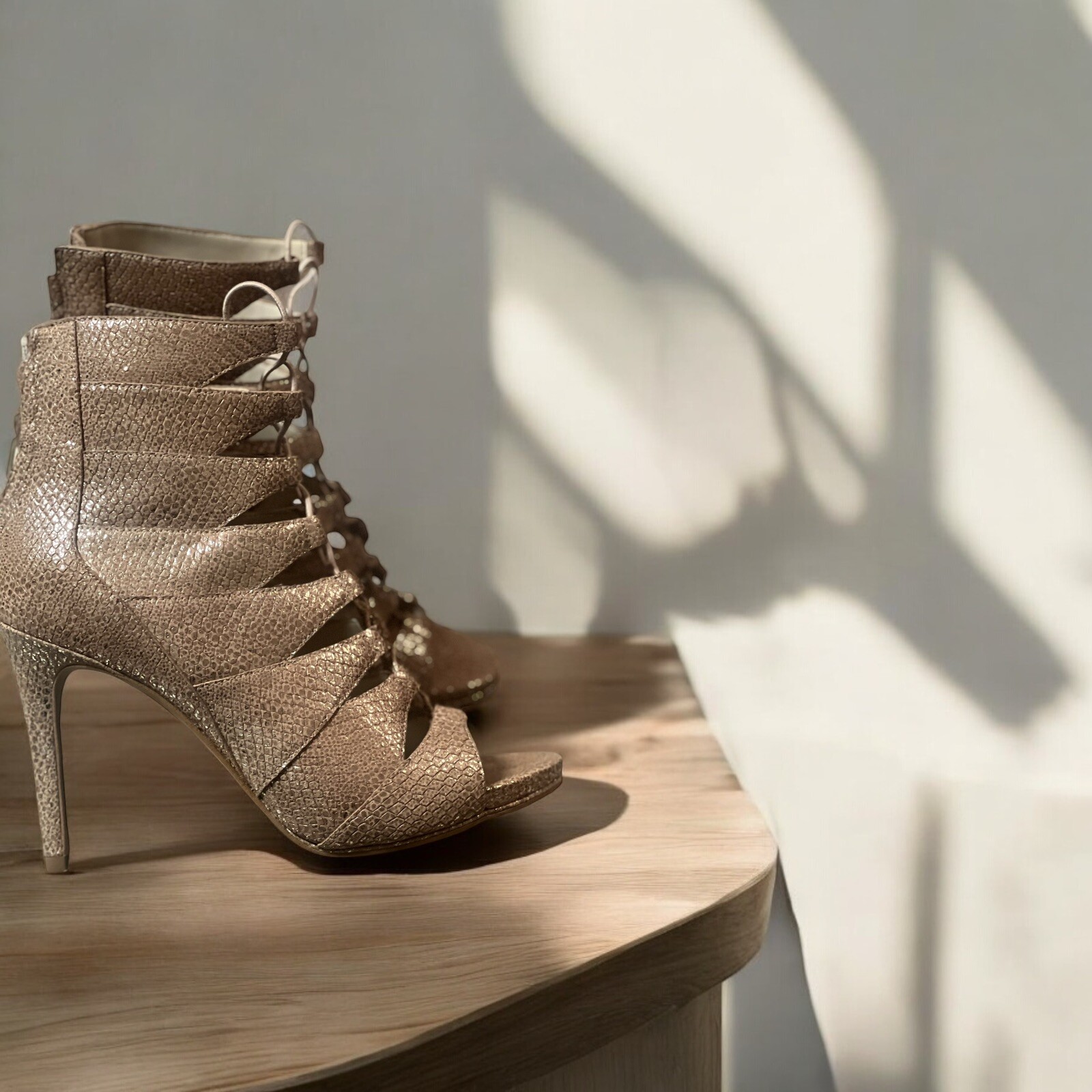 Cute Fashionable Women’s Kenneth Cole Bootie - image 1