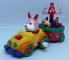 FIGURINE WIND UP LAPIN DANS SON AUTO AVEC REMORQUE MANEGE 15.5CM 
