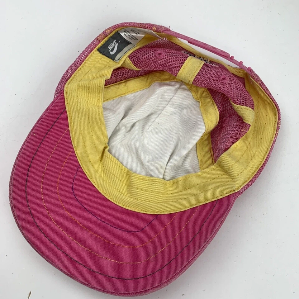 Gorra de béisbol Nike rosa a lunares para niños pequeños con cierre a presión Foto 3 de 3