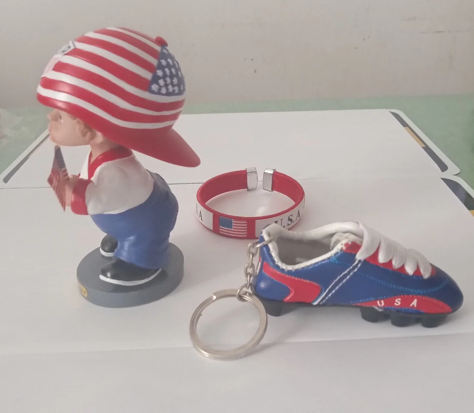 3 REGALOS PATRIÓTICOS EE. UU.: 1 BOBBLEHEAD DE EE. UU. + 1 LLAVE DE ZAPATO DE EE. UU. + 1 PULSERA DE MADERA DE EE. UU. Foto 4 de 4
