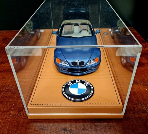 1/18 UT Models BMW Z3 Roadster GoldenEye Mounted On Customized Plexiglas Displas - Picture 3 of 23