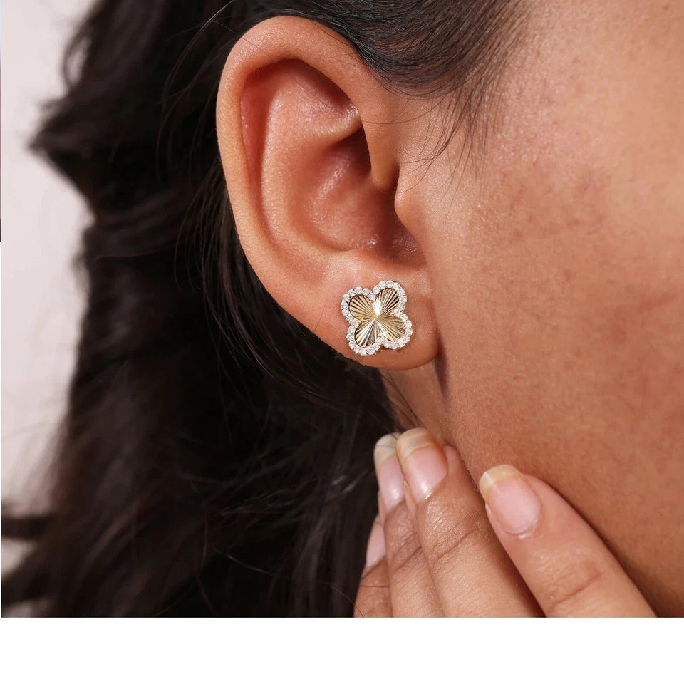 Tachuelas de trébol con halo de diamantes de moissanita de corte redondo blanco de 1 quilate enchapadas en oro amarillo de 14 quilates Foto 4 de 4