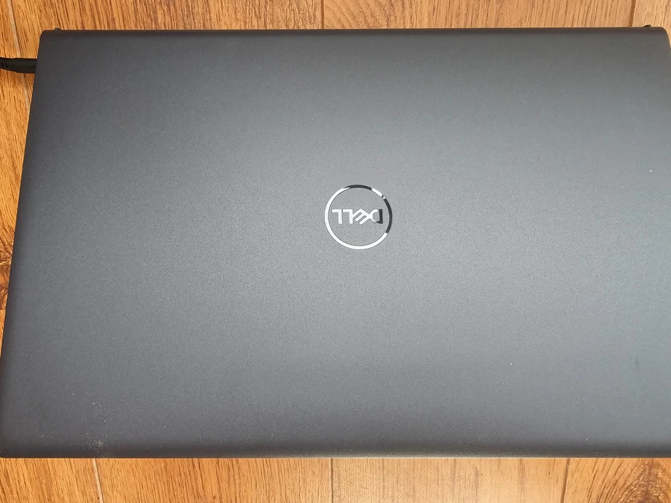Dell Inspiron 15 Laptop - Brandneu im Karton