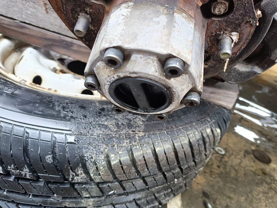 86 Nissan 720 pickup Left Driver spindle with hub Fits 86 4x4 NOT HARDBODY Foto 3 de 4