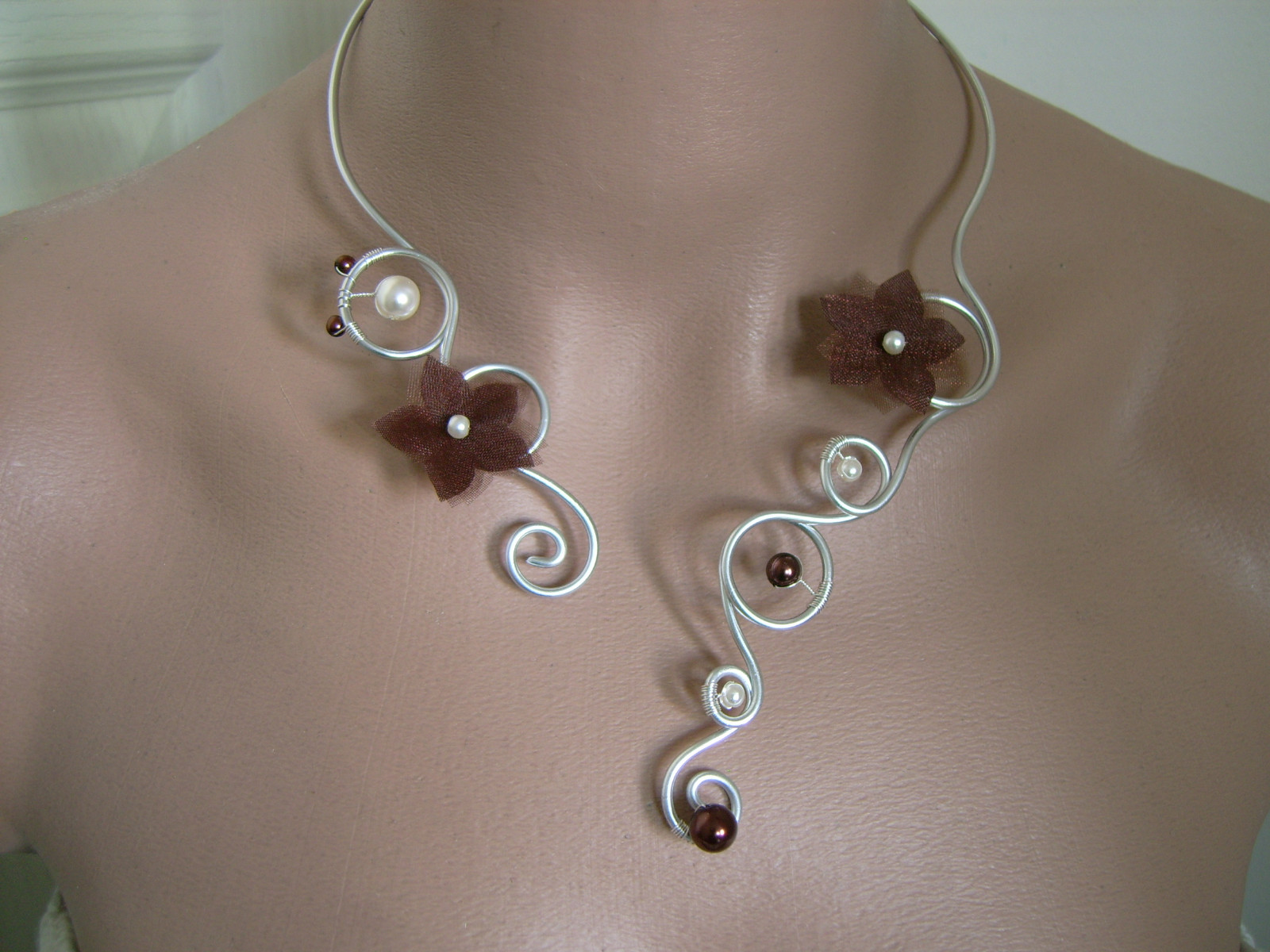 Collier fleur marron et blanc cassé idéal pour une invitée de mariage