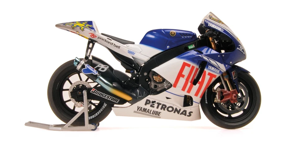 Minichamps 1/12 YAMAHA YZR-M1 VALENTINO ROSSI WORLD CHAMPION 2009 DIRTY VERSION - Image 4 of 4