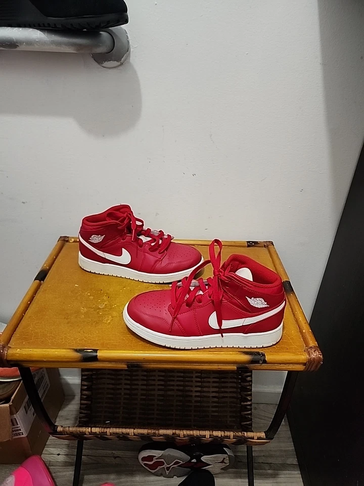 Talla 5.5Y - Air Jordan 1 Retro Mid Gym Rojo 2.0 Foto 4 de 4