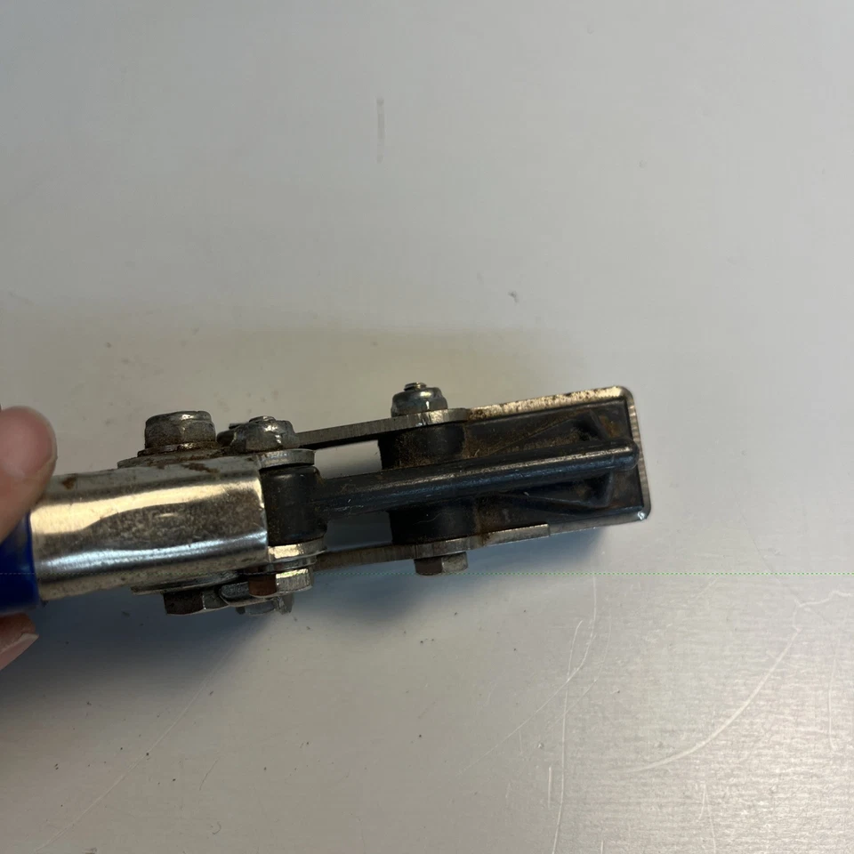 Malco JCC EE. UU. Cortador de Canal J Herramienta de Revestimiento de Vinilo Manijas Azules Foto 3 de 4