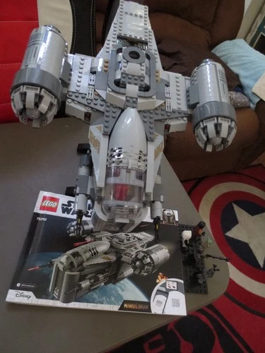 LEGO Star Wars Mandalorian 75292 Razor Crest w/ Minifigures & Instructions