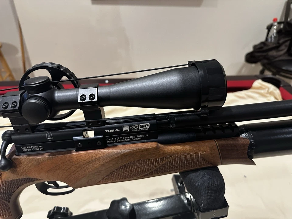 BSA R10 Se .177 cal vendido con mira telescópica halcón bobinadora lateral 2 cargadores (rara vez disparado) Foto 4 de 4