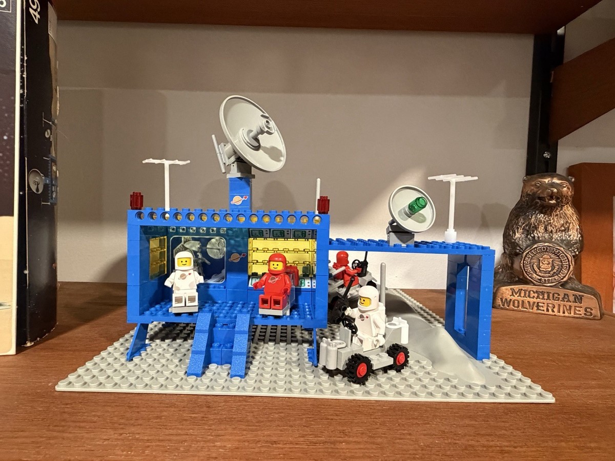 LEGO Space: Space Command Center (Craterplate version) 493-3 RARE
