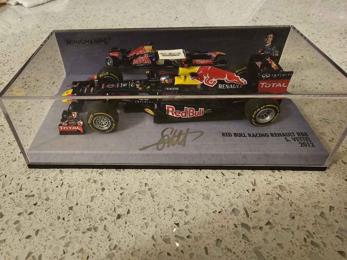 ミニカー 1/43 RED BULL RACING RENAULT RB8 2012 Sebastian Vettel Signed Minichamps 1:43 Red Bull Racing