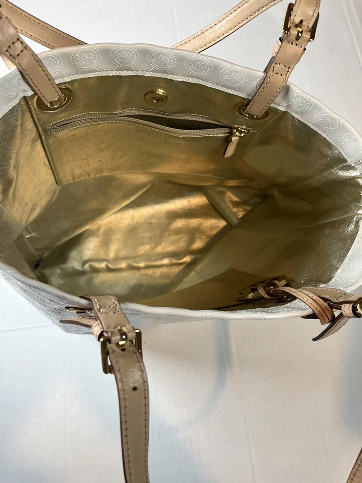 Bolsa tote Michael Kors jet set branca brilhante assinatura MK grande - Imagem 4 de 4