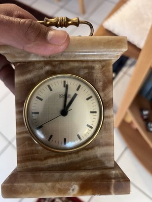 Diese Tischuhr ist eine Scholer Swiss Quartz Uhr aus Onyx.
