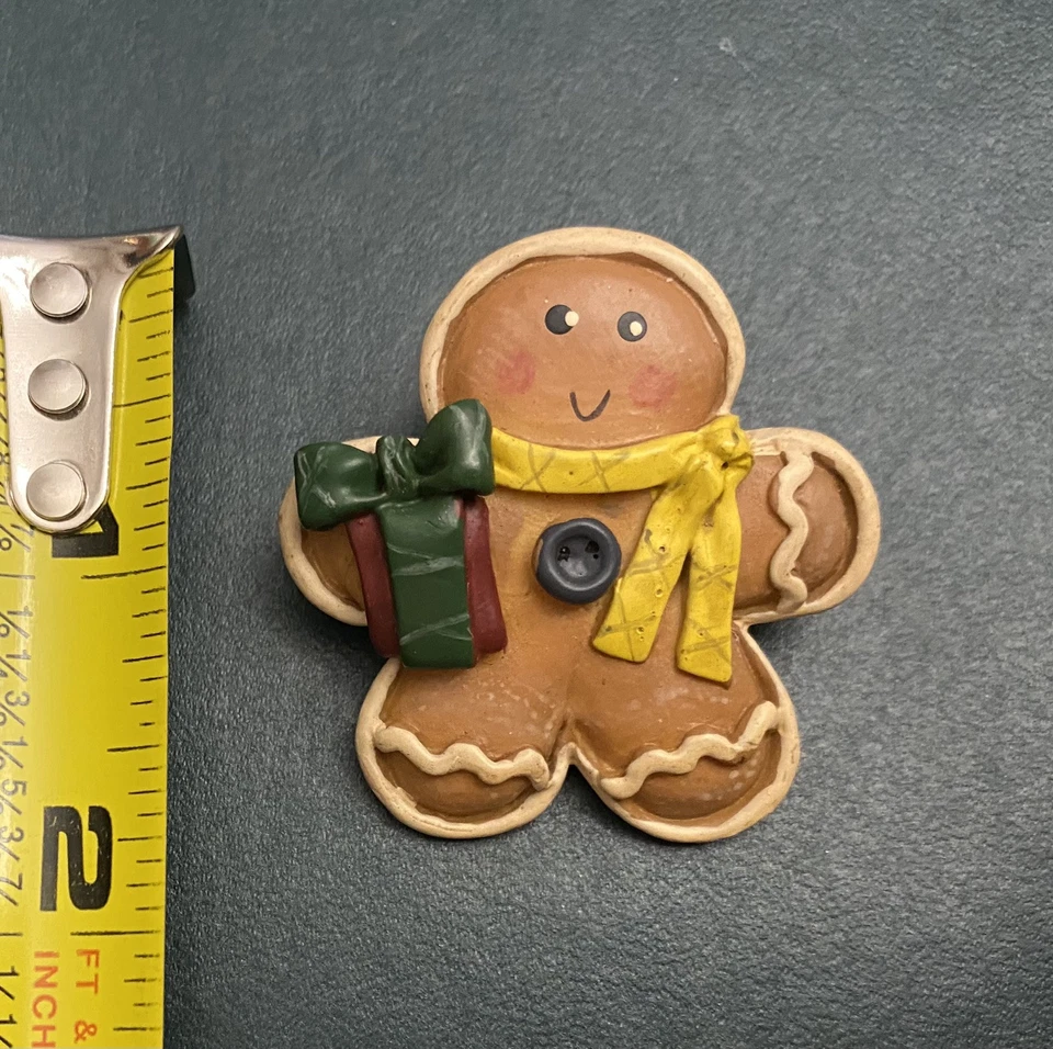 Broche prendedor de Navidad Smiling Yummy Looking 1 3/4” resina pan de jengibre hombre, bronceado Foto 4 de 4