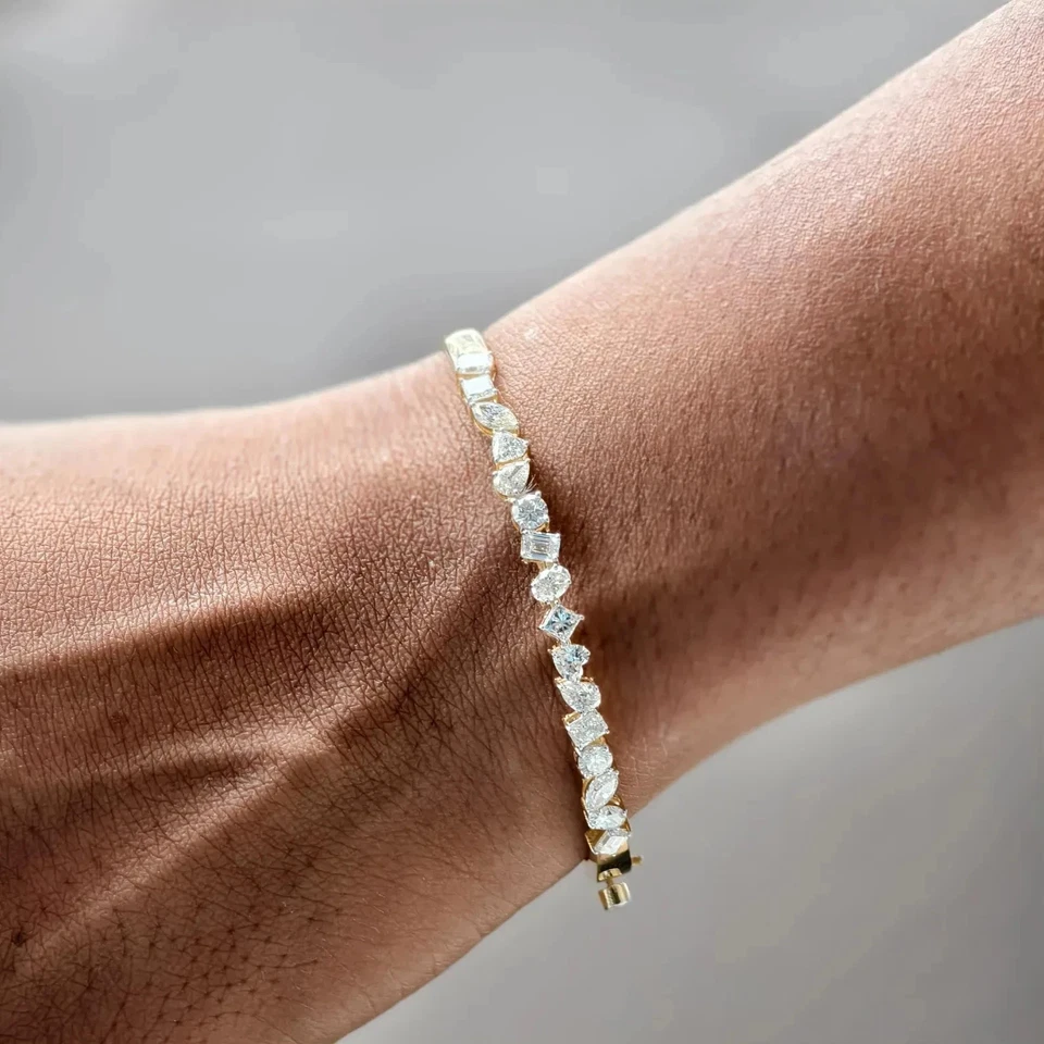 Brazalete brazalete para mujer moissanita blanca de corte múltiple de 4 quilates chapado en oro amarillo de 14 quilates Foto 4 de 4