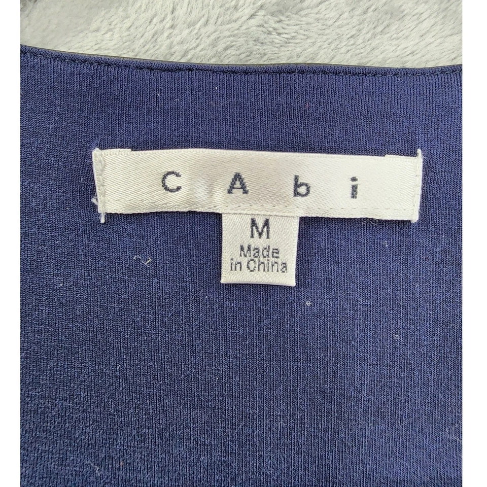 Blusa CAbi 953 Midnight In Paris luxo envoltório falso tamanho M azul preta elástica - Imagem 3 de 4