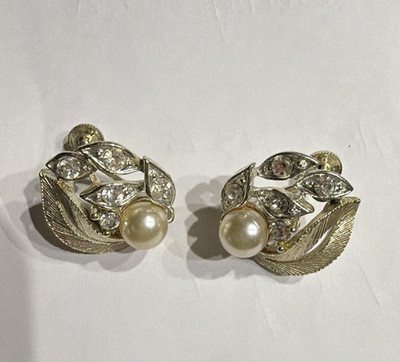 Vintage Gold Tone Listner Pearl and rhinestone Clip On earrings 