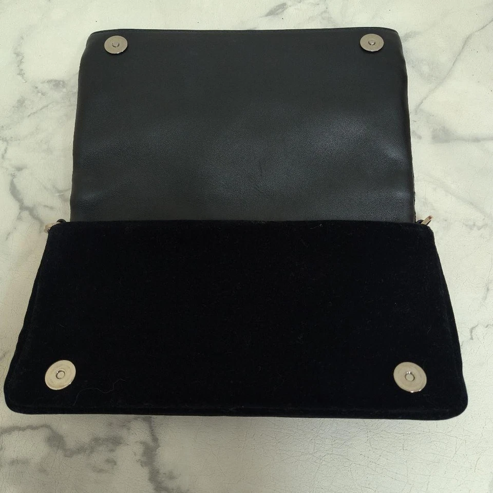 Bolso sin asas de terciopelo negro con cadena y cuero miu miu Bijou de Japón Foto 3 de 4