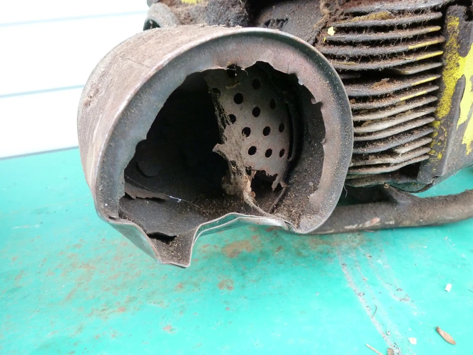 *Incautado para piezas* Cabezal eléctrico de motosierra McCulloch Motors 7-55 Two Man Old de colección Foto 2 de 4