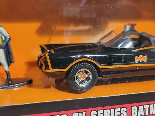 Jada Toys Classic TV Series 1966 Batmobile & Batman (98259) - Picture 3 of 10