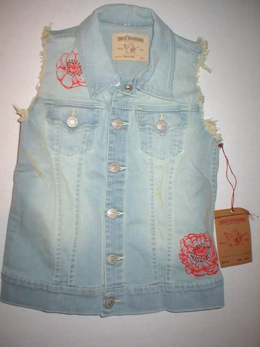 Neuf filles neuf avec étiquettes 128 $ marque True Religion jeans M gilet denim bleu clair fleurs rouges - Photo 1 sur 5