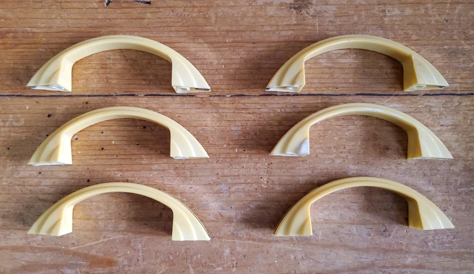 Tiradores de gabinete de plástico cromado y amarillo con manijas de cajón Art Deco vintage años 60 Foto 4 de 4