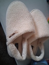 bebe Women s Beige Faux Fur Fleece Slip-On Slippers Logo Size 10/11