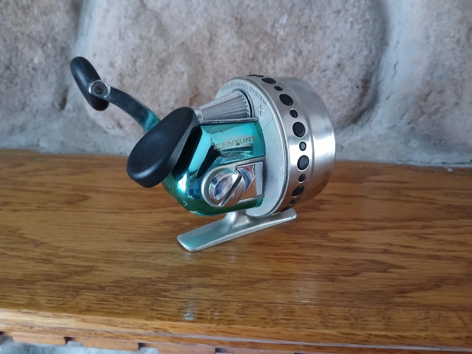 Johnson Century C200B Fish Reel/Rod Johnson 2 Piece Pistol Grip Casting Combo - Image 4 of 4