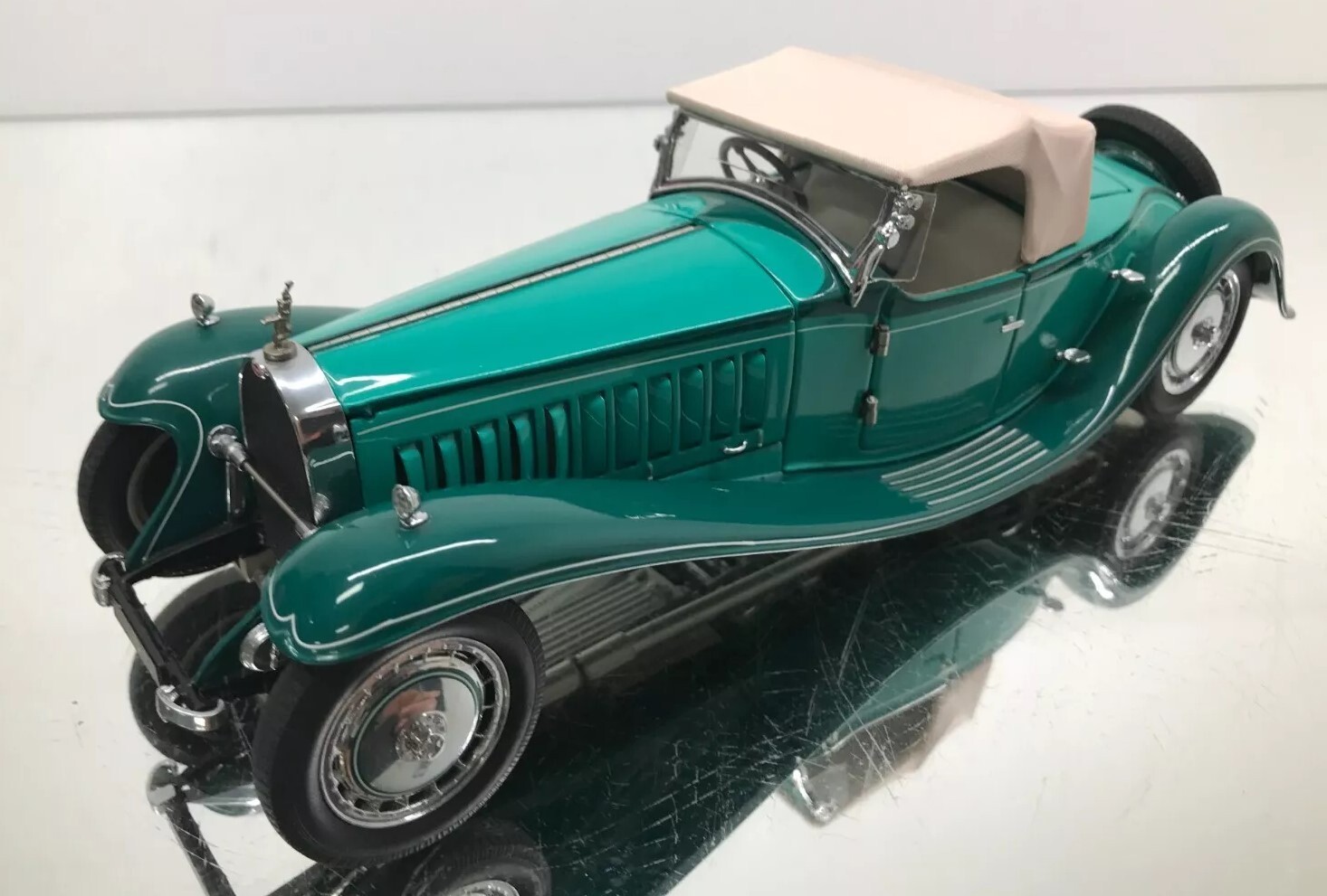 Bugatti with 8Cyl.Engine/Orig.Wheel Rims/Mascot1:24SCALE CUSTOM METAL MODEL