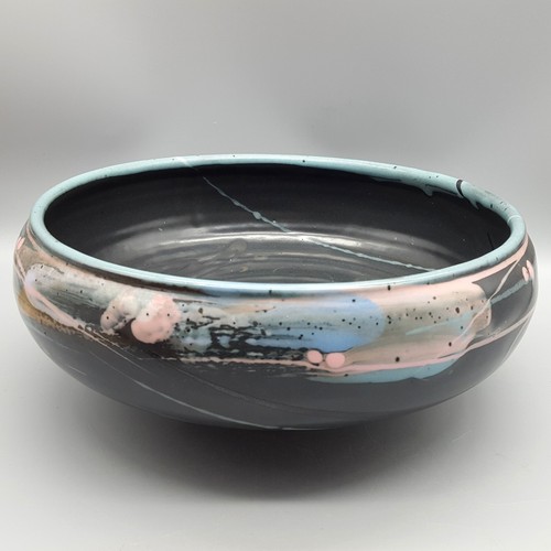 "Tazón de cerámica artística con patas de 11" cósmico negro mate firmado" Mark Chamberlain Studio - Imagen 3 de 10