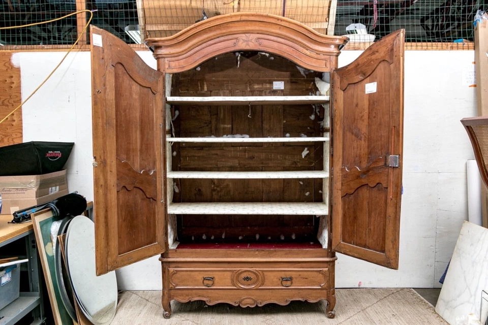 Armario monumental de nogal Luis XV del siglo XVIII Foto 4 de 4