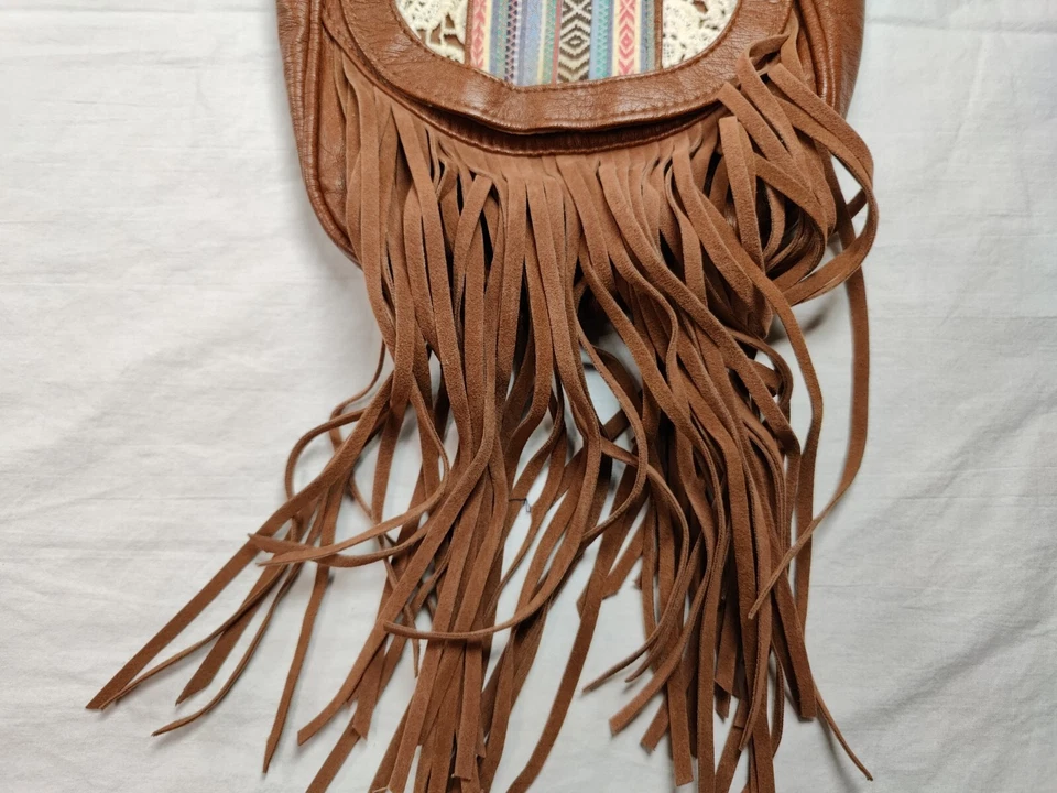 Mudd 麂皮绒流苏斜挎包钱包皮革流苏图案 — 第 3/4 张图片