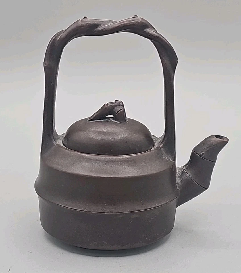 Tetera de arcilla china en forma de capas con mango de rama retorcida, caño y remate  Foto 3 de 4