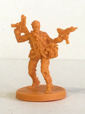 1 x UNKNOWN MAKE & GAME. FANTASY CHARACTER FIGURE. PLASTIC APPROX 35mm SCALE