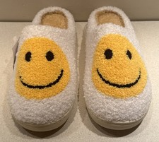 Smiley Face Women Slippers Size Medium 7-8 White Yellow Slip-On. NEW w/ Tags