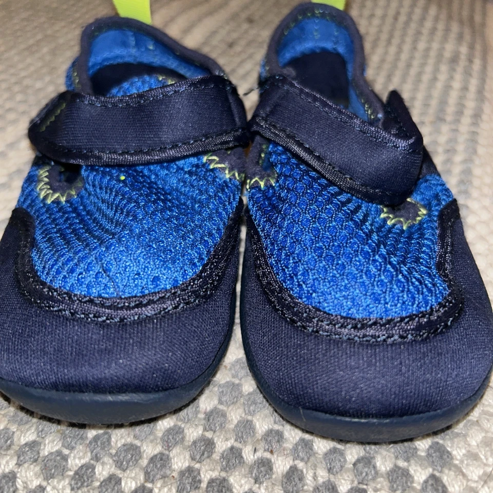 Old Navy Toddler Boys Blue Mesh Water Sneaker Shoes Size 7 - Image 2 of 4