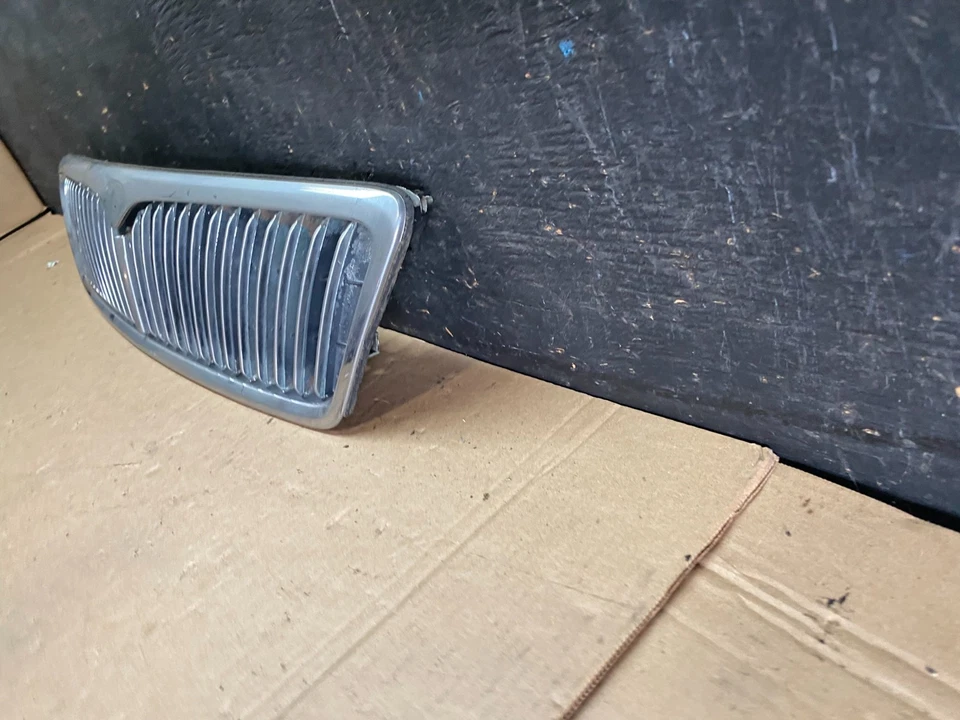 Parrilla superior delantera Infiniti i30 1996 a 1999 OEM Q0485 DG Foto 2 de 4