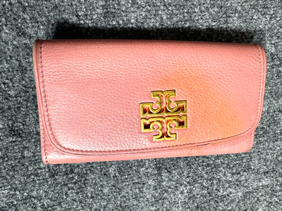 Tory Burch Britten Women's Wallet Pink Pebbled Leather  Envelope wallet