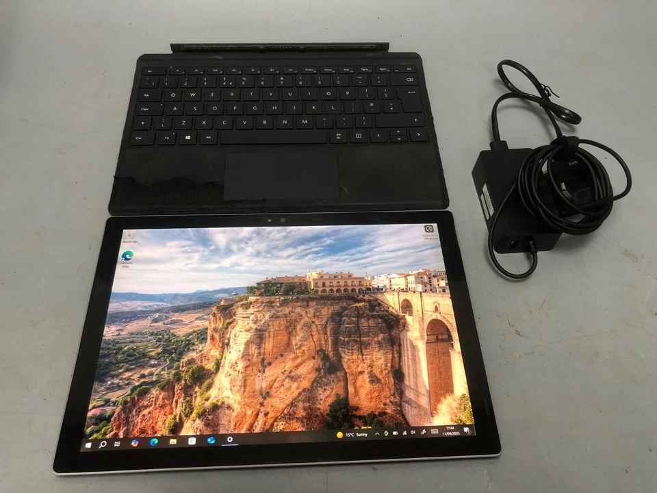 Microsoft Surface Pro 4 i5-6300U 8GB 256GBSSD HD graphics QHD,  Win 10 Pro+PSU - Image 3 of 4